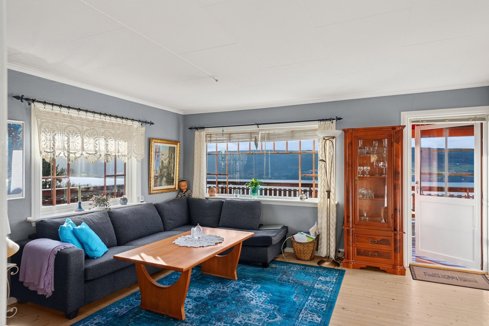 Utgang til verandaen gir enkel tilgang til uteområdet fra stuen. Døren ble byttet i 2006 Galleribilde