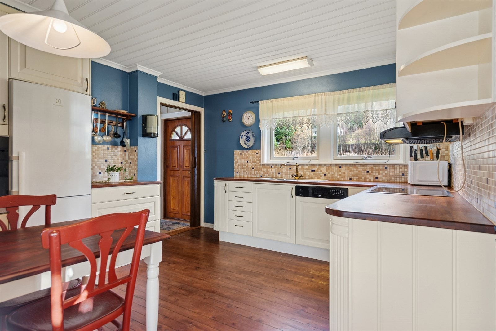 Her har du rikelig med skap- og benkeplass. Galleribilde