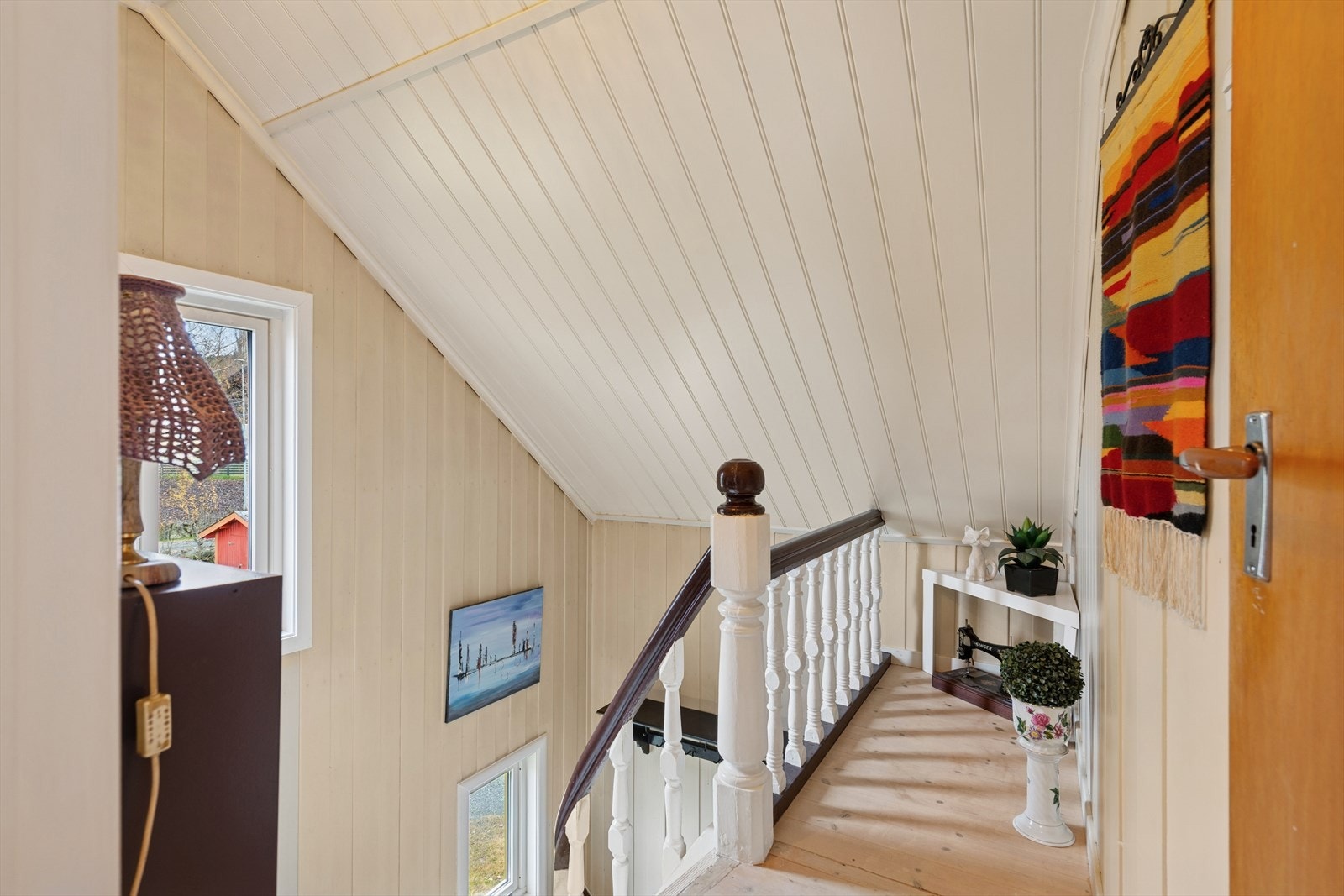 Lyst trapperom med nytt vindu i 2017, som leder deg opp til loftsplanet. Galleribilde