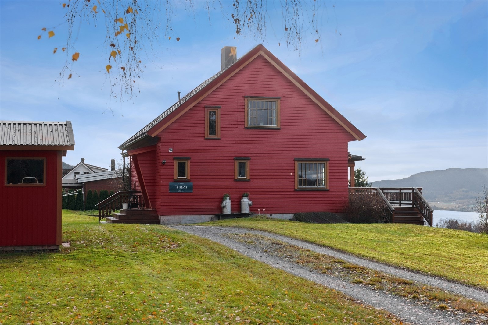 Nytt tak på boligen i 1999. Det ble da også isolert på loftet, nye takrenner, nedløp og beslag Galleribilde