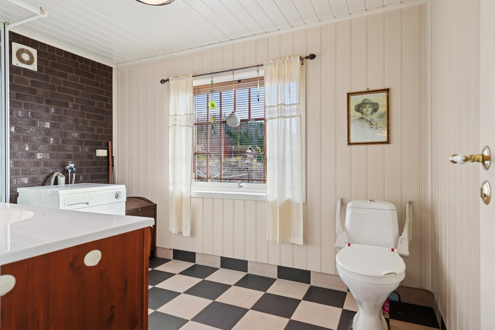 Det er flislagt gulv med gulvvarme samt panelplater og murt forblending på veggene. Galleribilde