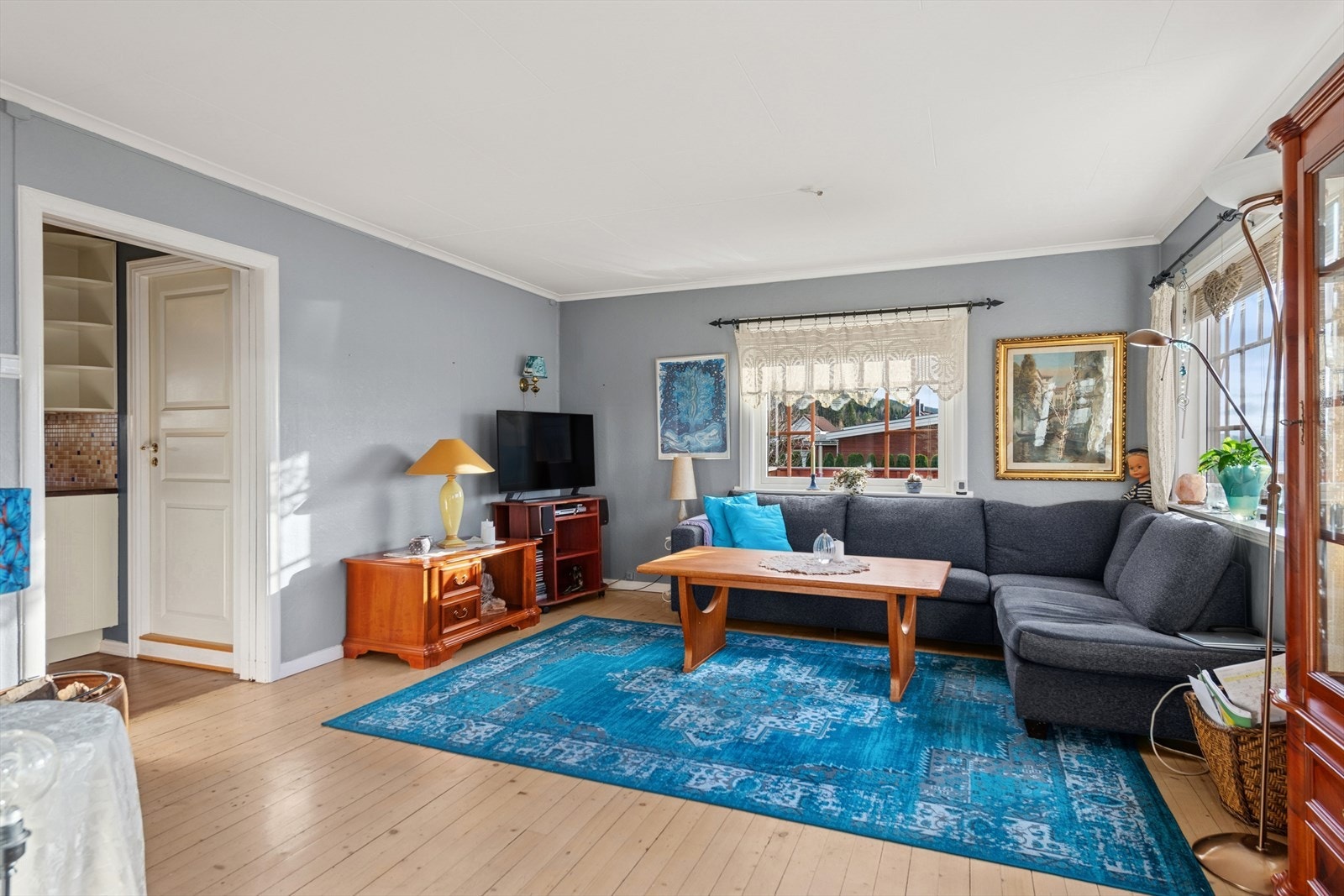 Det er nye innvendige tak på spisestue, kjøkken og trappeoppgang. Galleribilde