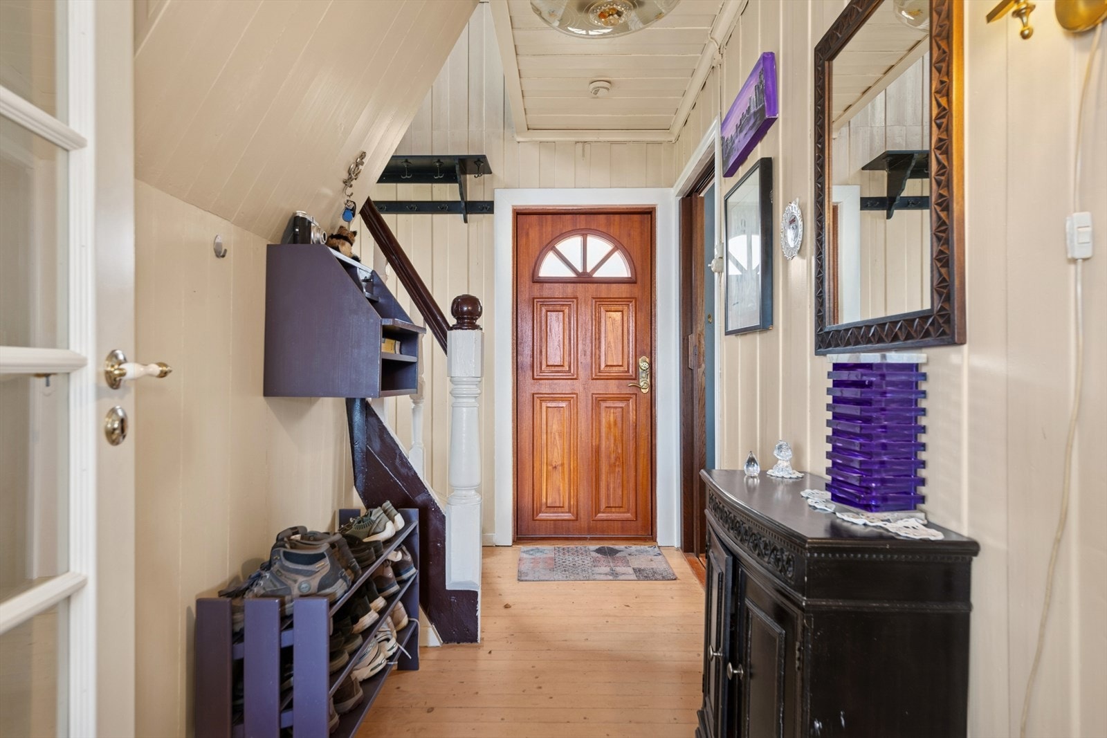 Praktisk entré med plass til å sette sko og henge yttertøy. Ny utvendig inngangsdør fra 2007 Galleribilde