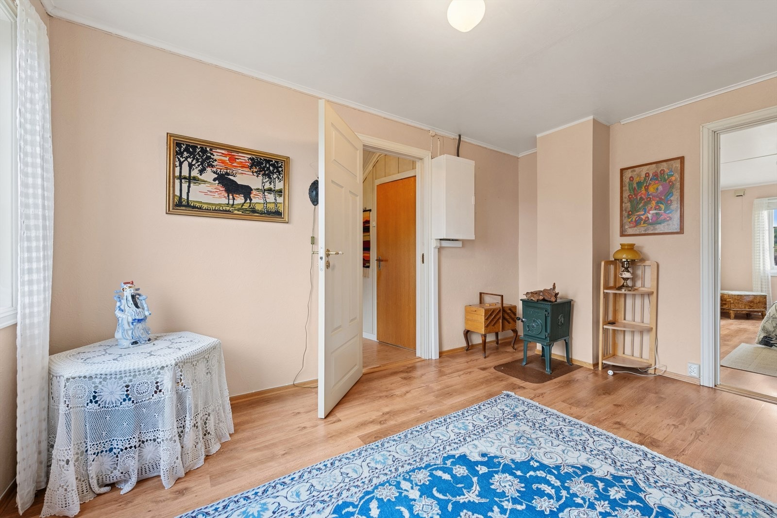 Vedovn på soverom er typisk fra boligens byggeår. Galleribilde