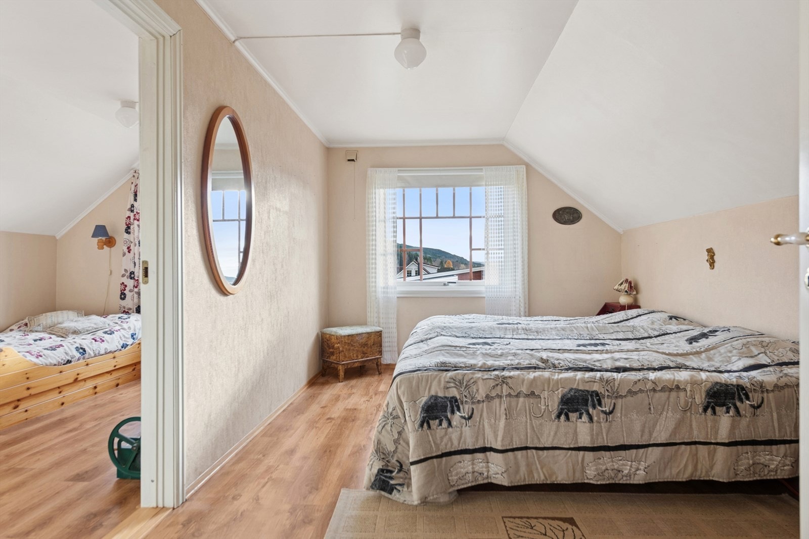 Soverommene har plass til både seng, garderobeløsning og andre småmøbler. Galleribilde