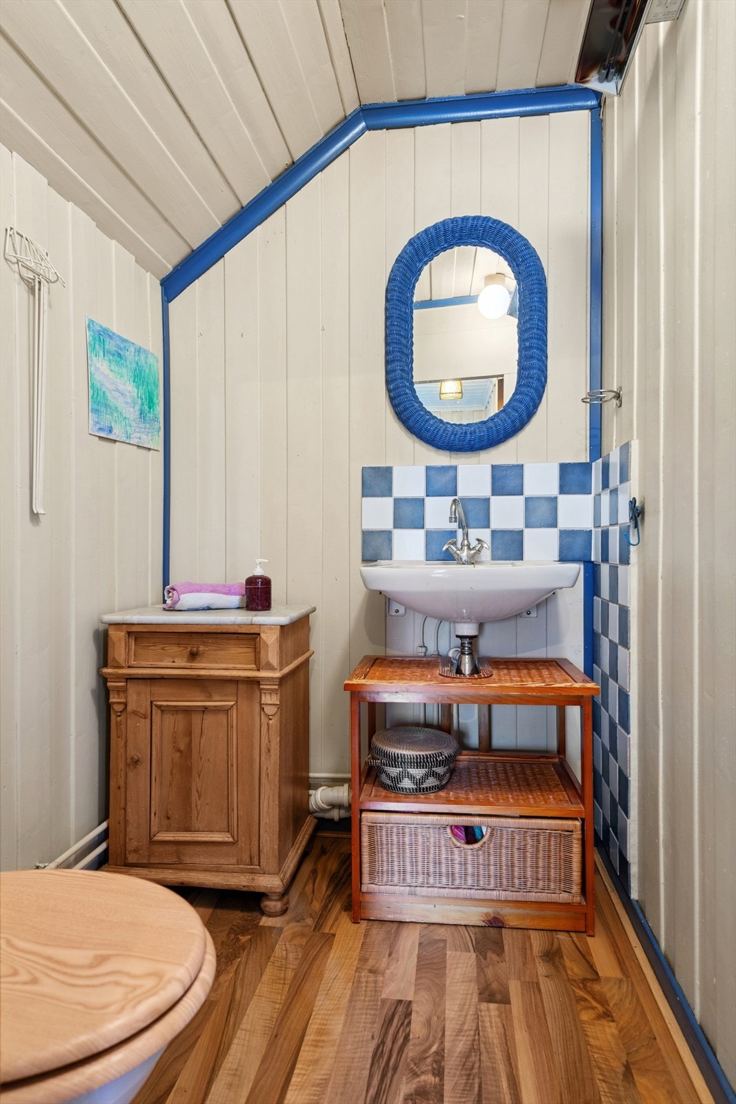 Rommet har laminat på gulv og er innredet med toalett og servant. Galleribilde