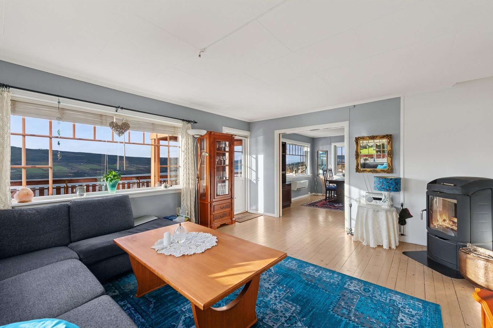 Jøtul vedovn fra 2015 gir effektiv oppvarming og hyggelig innemiljø. Det er også varmepumpe der fra 2016 Galleribilde