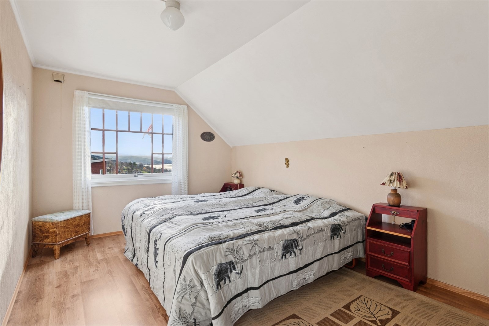 Alle soverommene ligger i boligens loftsplan, og har rom-i-rom løsning Galleribilde