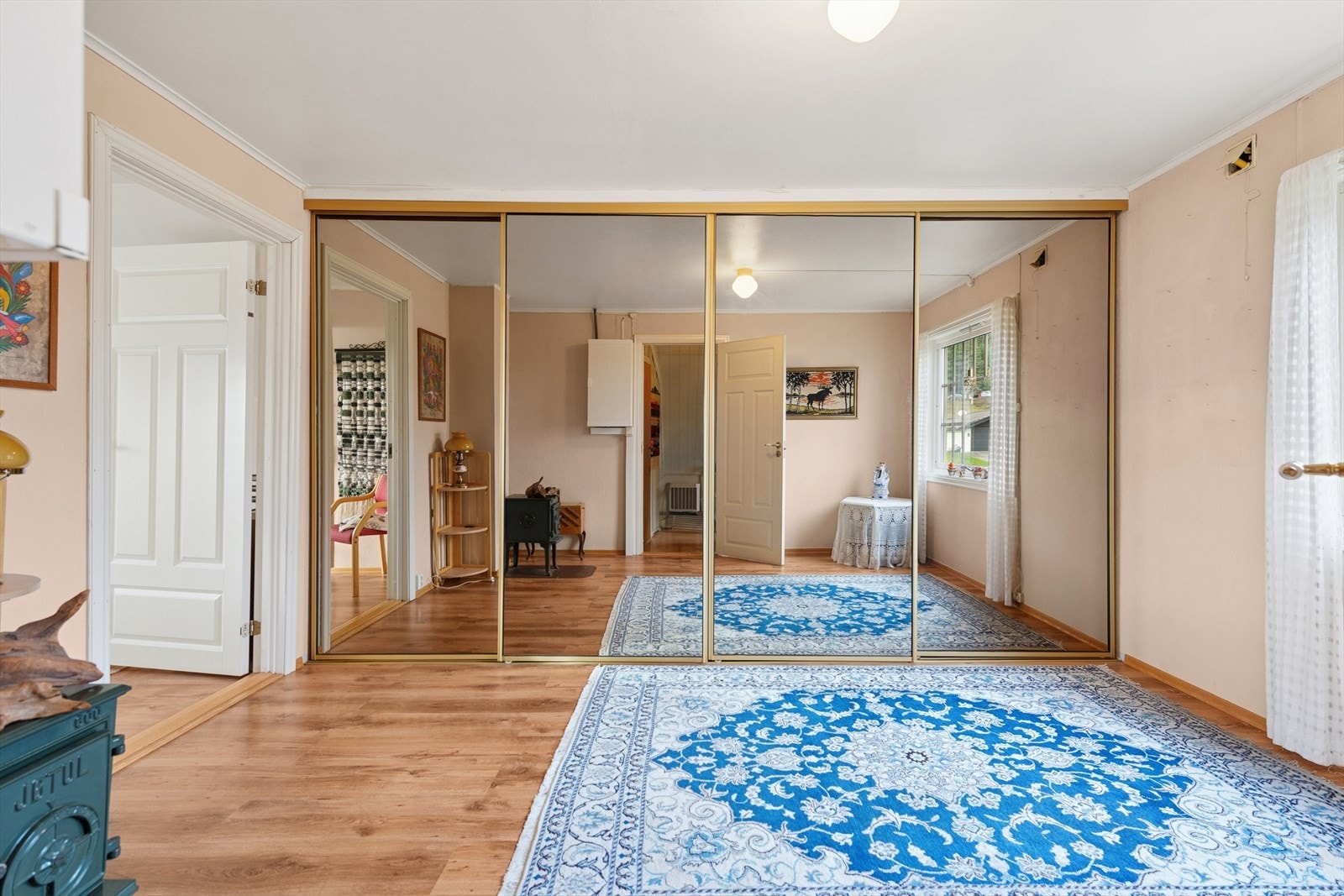 Skyvedørsgarderobe gir praktisk oppbevaring og utnytter rommets areal effektivt. Galleribilde