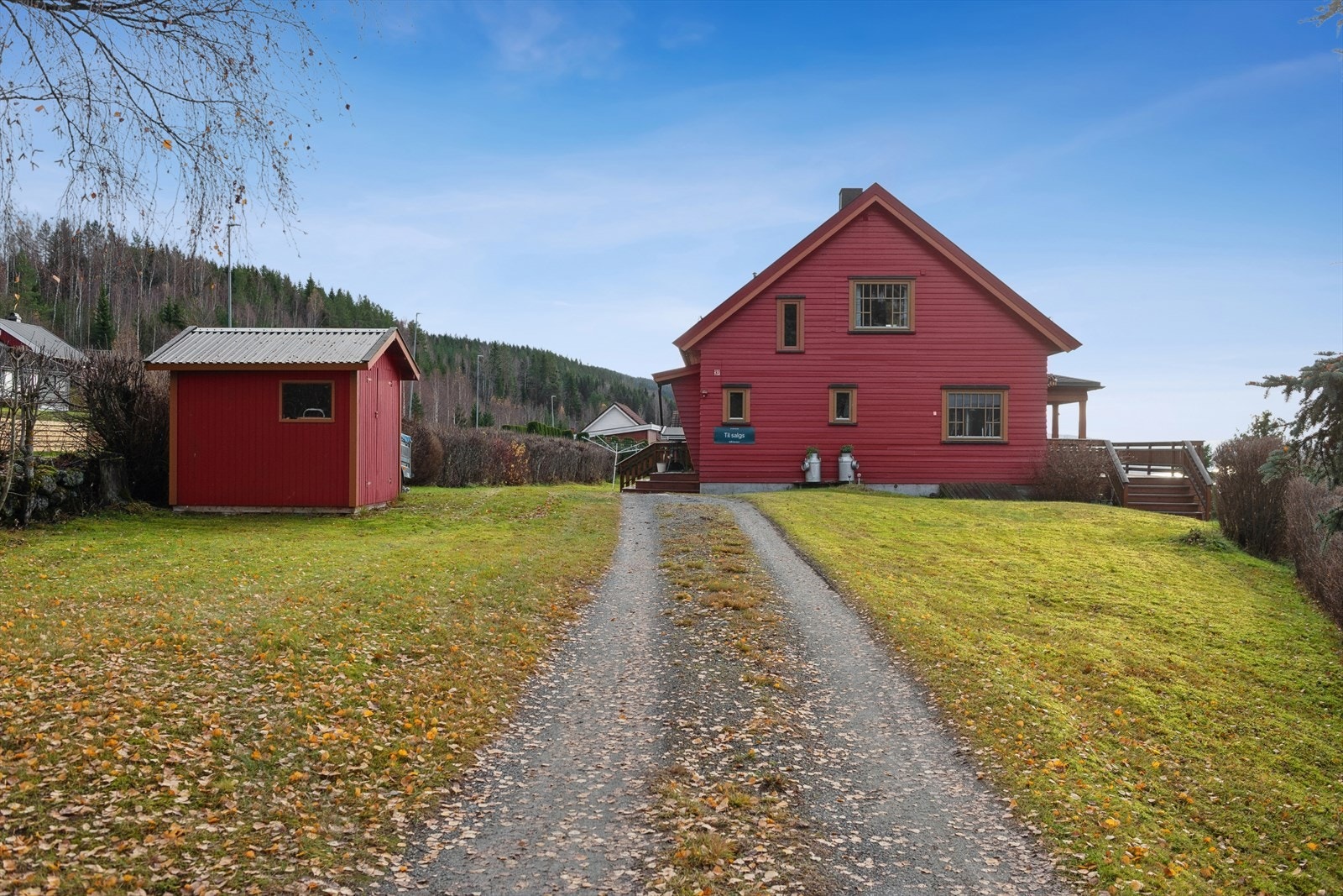 Gruset gårdsplass med god plass til parkering. Galleribilde