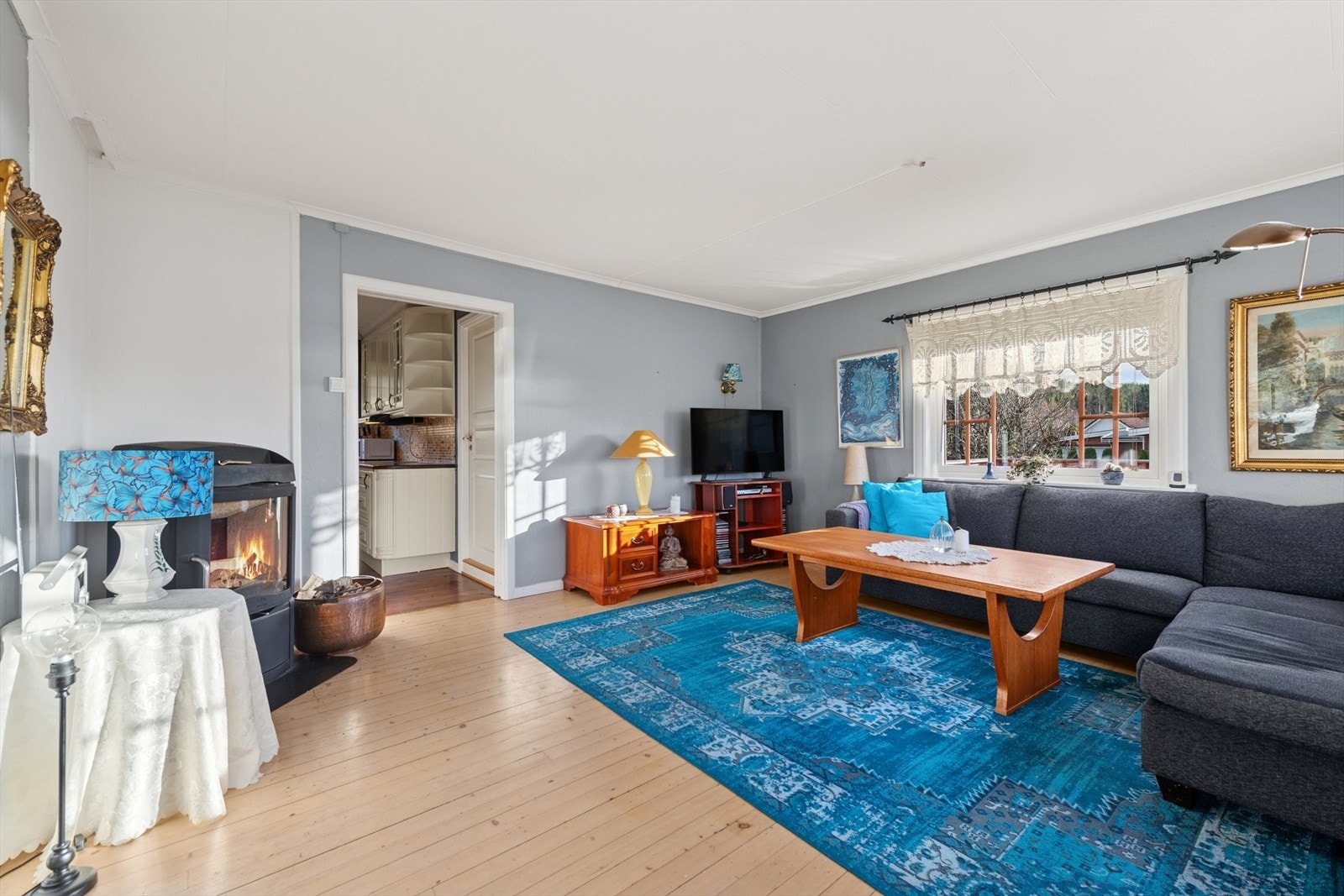 Stuen har tregulv som gir et solid og tidløst preg. Alle gulv i 1. etg ble slipt i 2004 Galleribilde