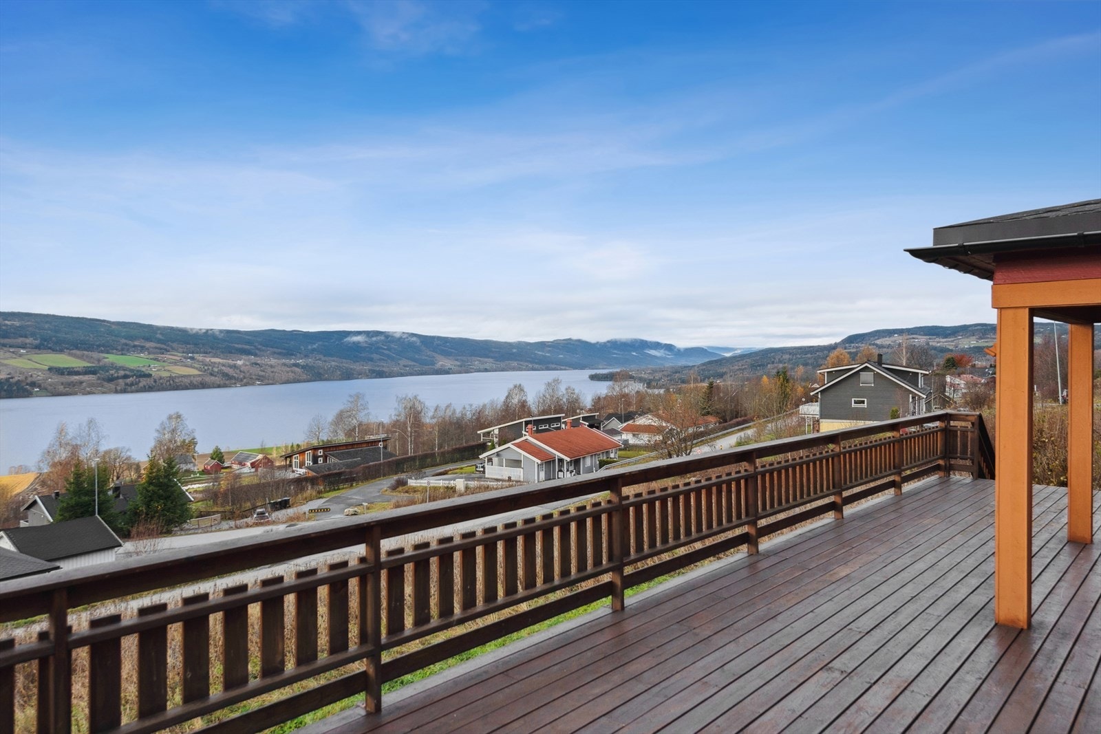 Her får du usjenert panoramautsikt mot Randsfjorden og Veståsen. Galleribilde