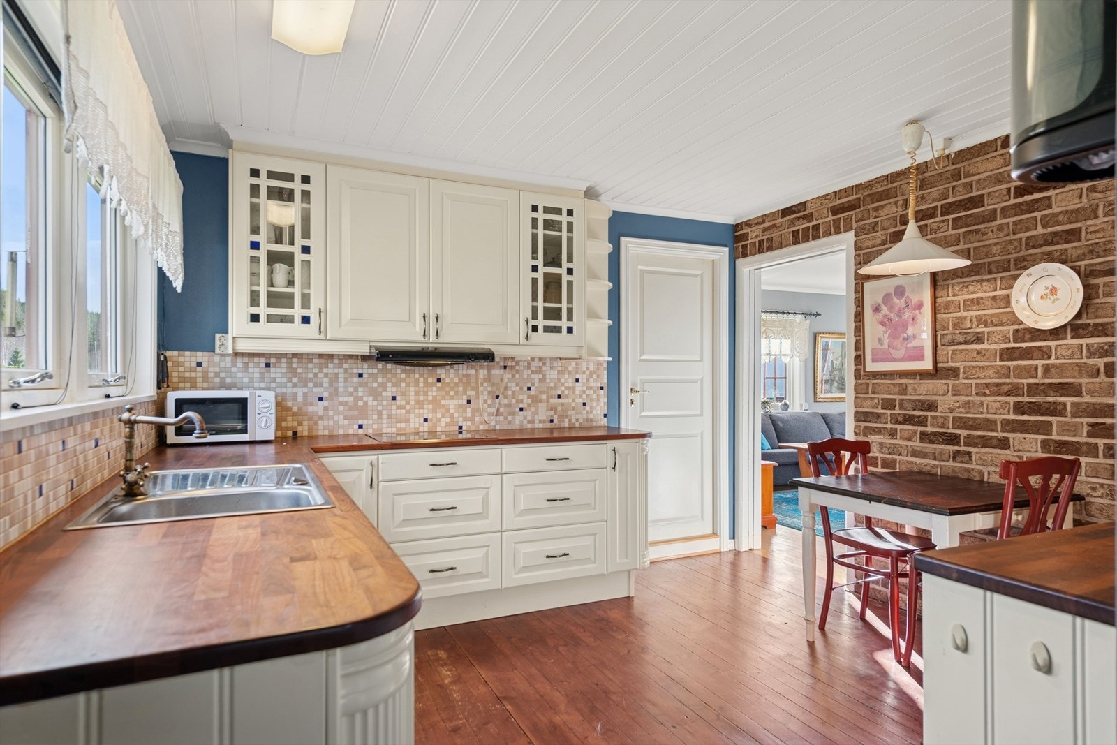 Innholdsrikt kjøkken med rom for egen spiseplass. Innredningen er Herregårdskjøkken, byttet i 2004. Galleribilde