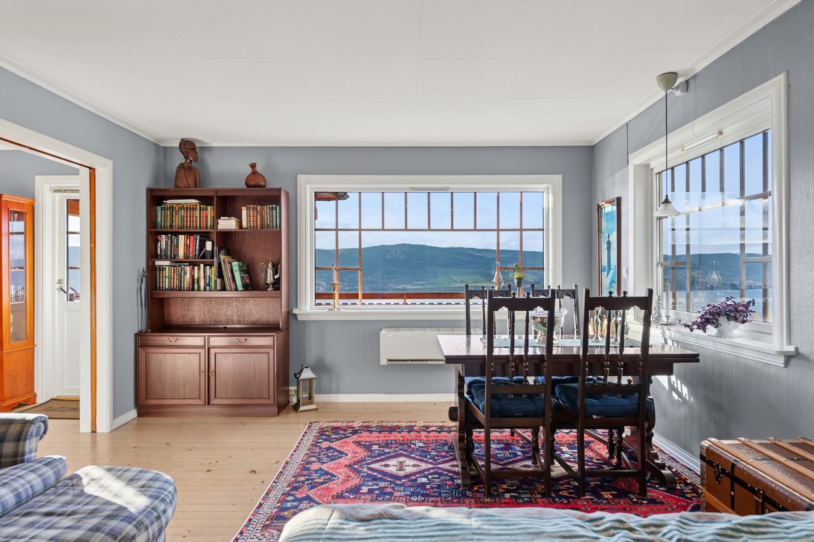 Stuen nyter godt av store vinduflater mot nydelig utsikt. Alle vinduer i boligen ble byttet i 2006. Galleribilde