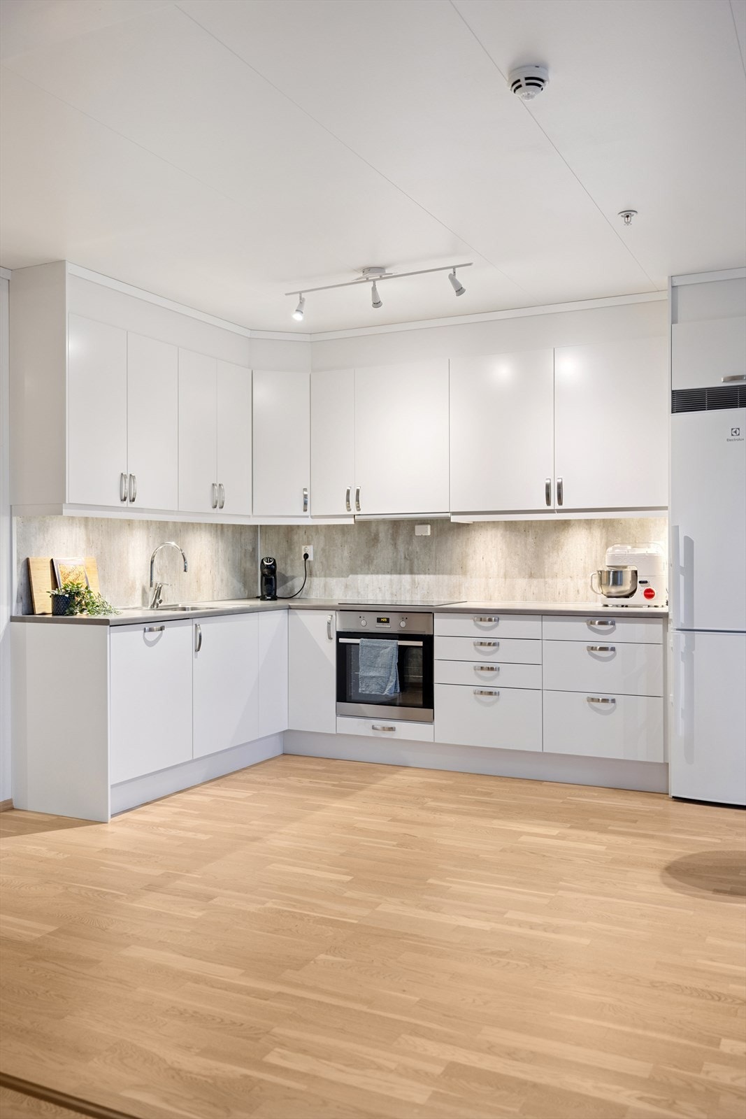 Kjøkkenet er praktisk utformet med integrert stekeovn, platetopp og komfyrvakt. Galleribilde