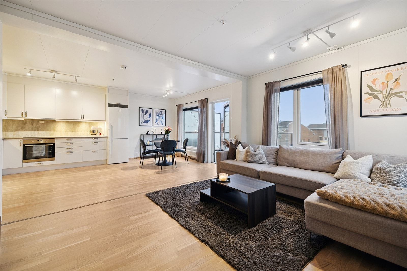 Kjøkkenet har en moderne innredning med slette fronter og integrerte hvitevarer. Galleribilde