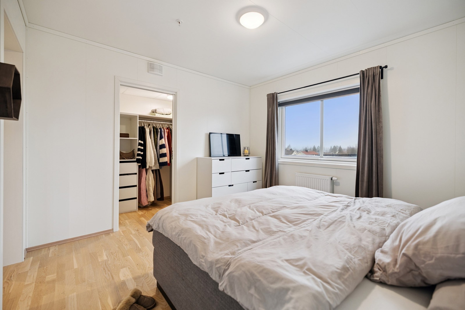 Hovedsoverommet har direkte adkomst til et praktisk walk-in-closet. Galleribilde