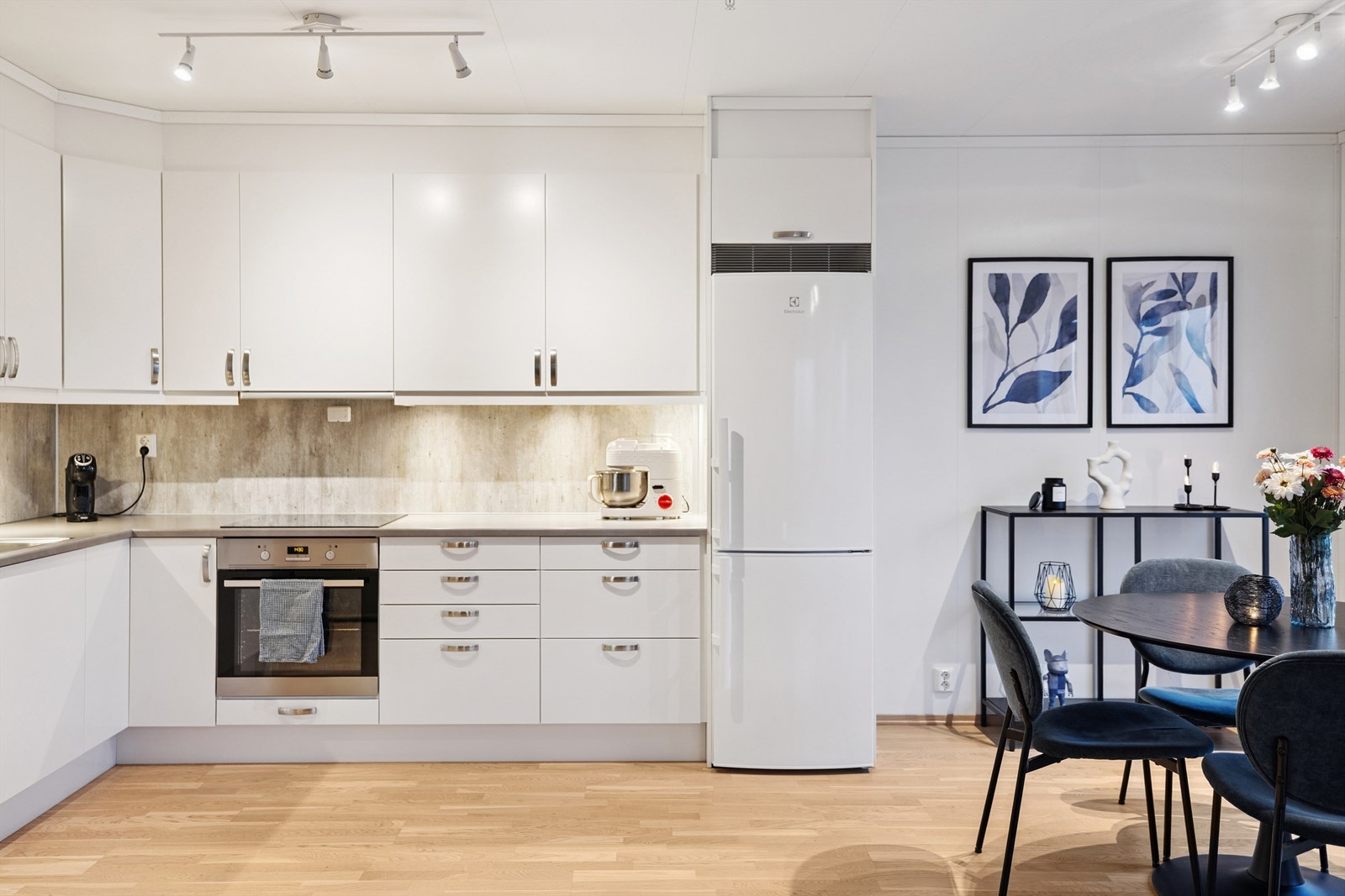 Kjøkkenet har integrert oppvaskmaskin og dedikert plass til kjøleskap. Galleribilde