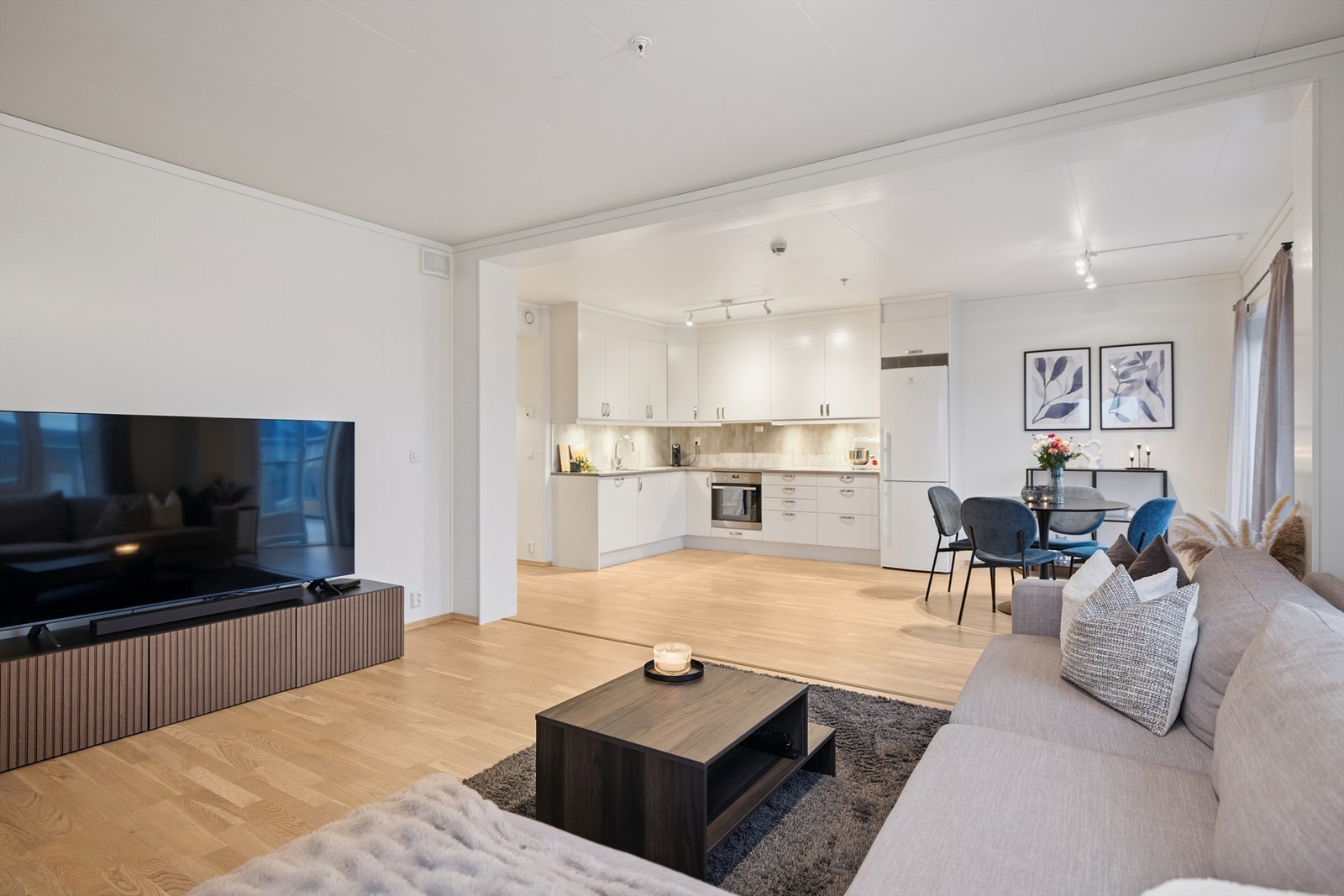 Rikelig med skapplass i over- og underskap gir gode oppbevaringsmuligheter. Galleribilde