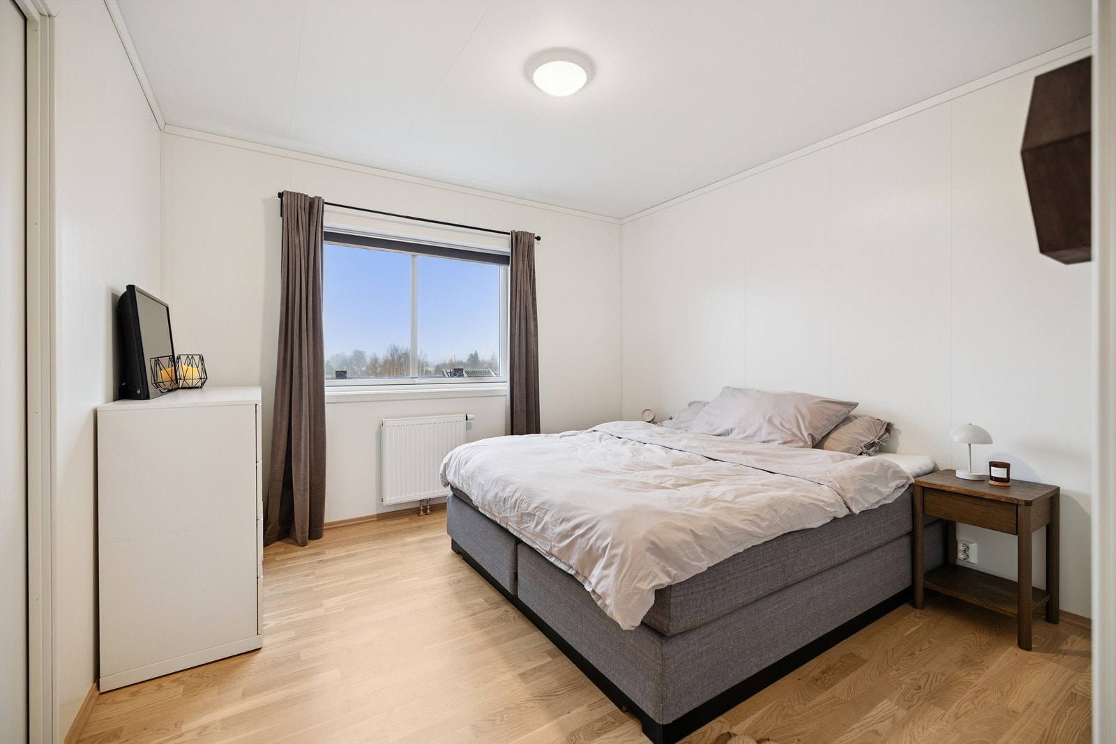 Hovedsoverommet er av god størrelse med plass til dobbeltseng og tilhørende møblement. Galleribilde