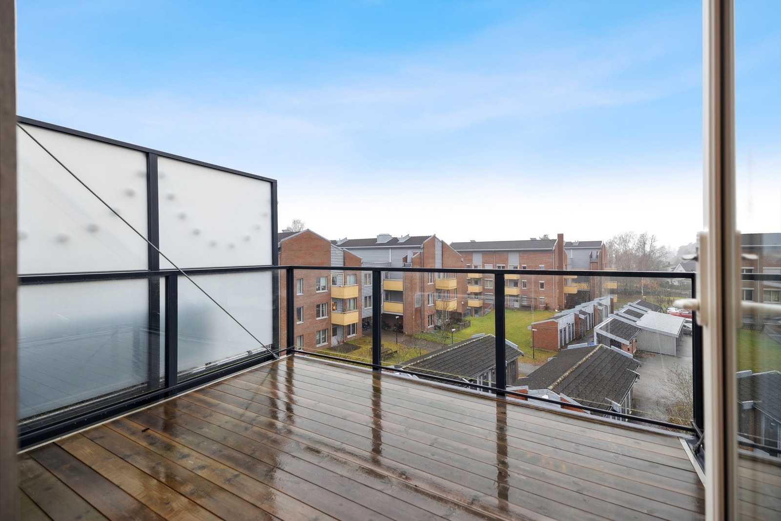 Den vestvendte balkongen på 10 m² har gode solforhold på ettermiddagen og utsikt over nærområdet. Galleribilde