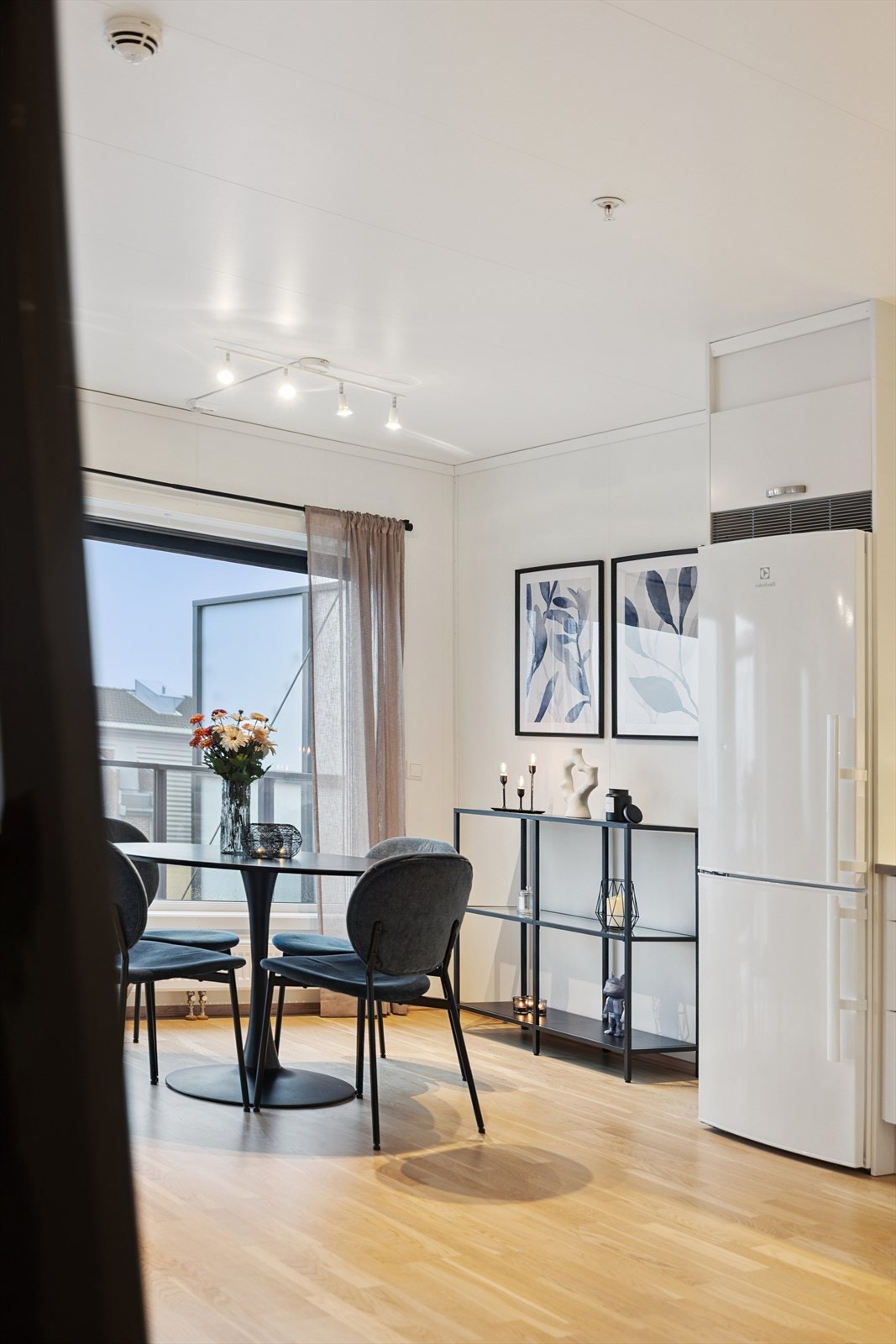 Balkongen er utstyrt med elektrisk markise, belysning og strømuttak. Galleribilde