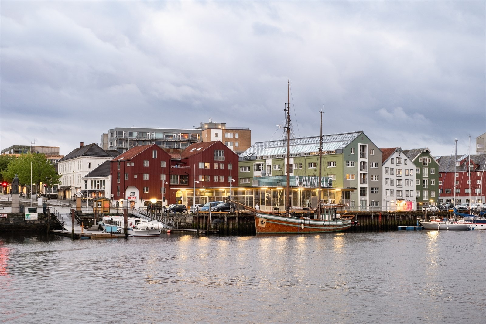Kollektivtilbudet i Midtbyen består av buss, trikk, tog og flybuss. Det er ca. 10 minutters gange til Trondheim sentralstasjon og rundt 6 min til kollektivknutepunktet i Kongens gate og Prinsens gate. Galleribilde