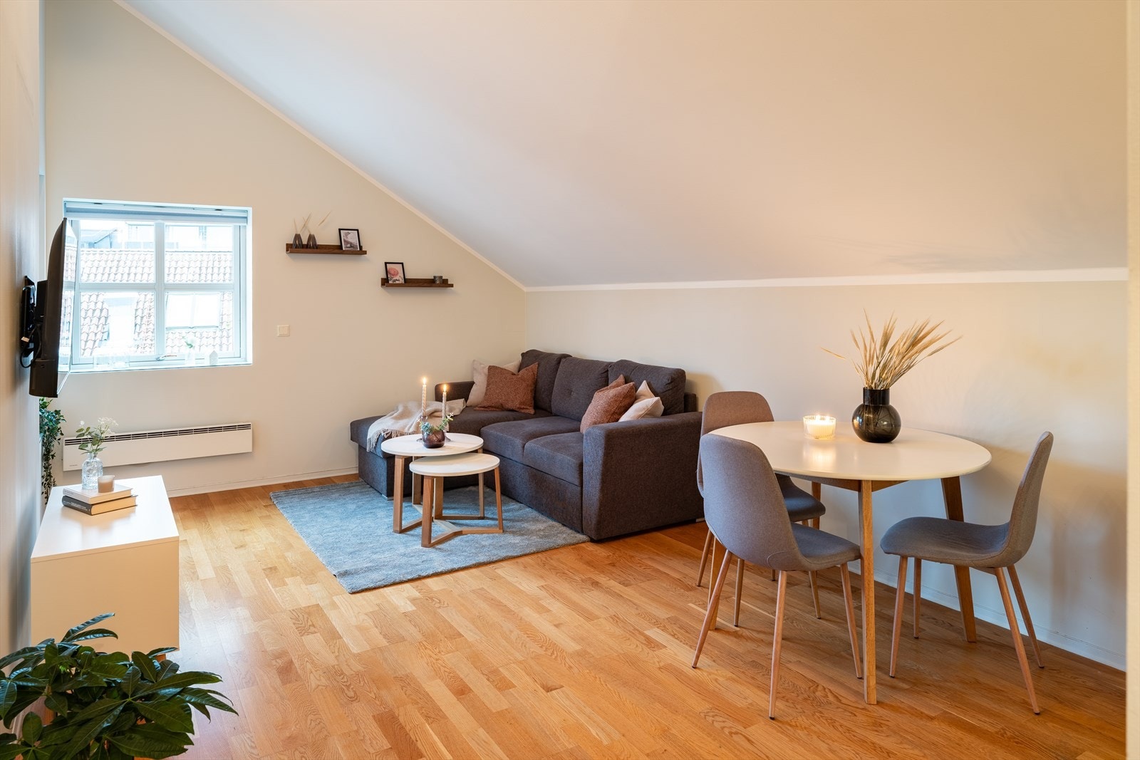 Leiligheten ligger skjermet til i 5. etg, samtidig som det er svært sentralt med umiddelbar nærhet til studiesteder, shopping, restauranter, kafeer, treningssentre og alle fasiliteter sentrum har å by på. Galleribilde