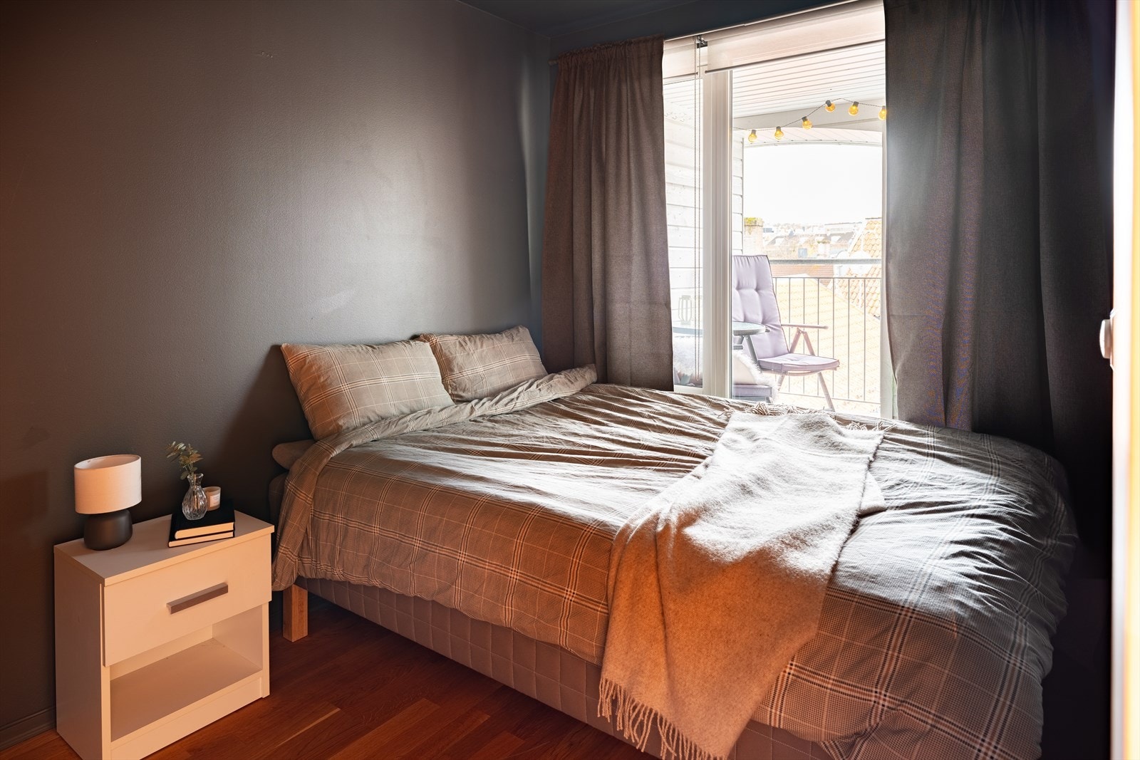 Romslig soverom på hele 8m² med god plass til dobbeltseng. Galleribilde