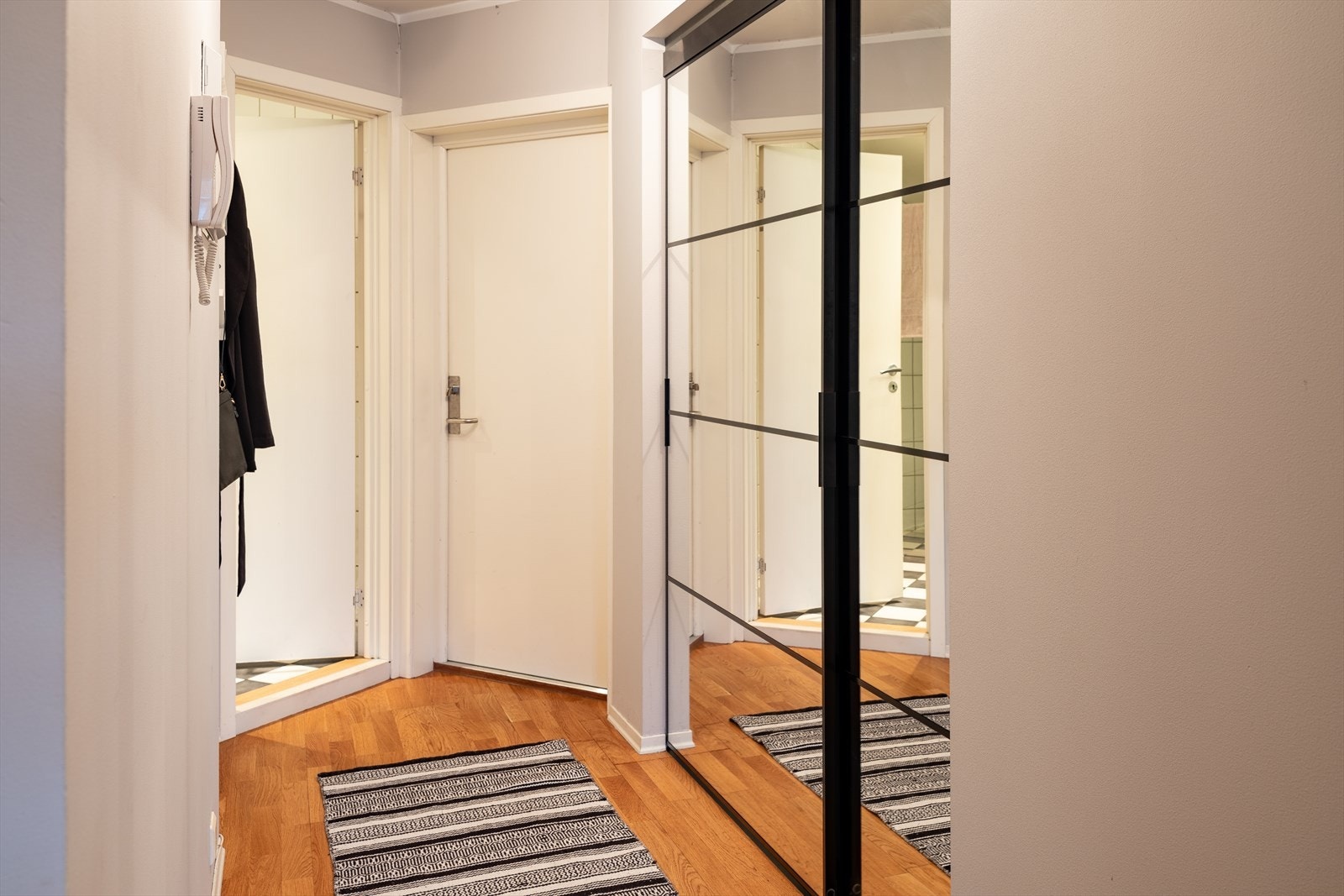 Det er også etablert skyvedørsgarderobe i 2023 i entreen for yttertøy. Det er enkel tilgang til leiligheten ved heis. Galleribilde