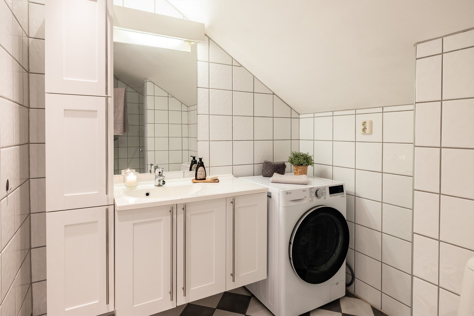 Tidløst og flislagt bad på 5m² med varme i gulv og opplegg til vaskemaskin. Vaskemaskinen kan kjøpes med ved behov. Galleribilde