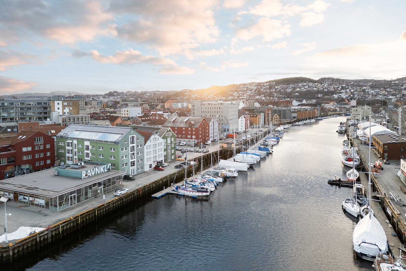 Her bor du i umiddelbar nærhet til sentrum og sjøen. Galleribilde