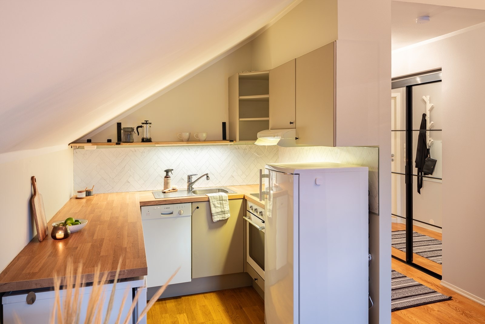 Felleskostnadene inkluderer blant annet betjening av andel fellesgjeld, kommunale avgifter, felles bygningsforsikring, strøm, varmtvann , tv og internett og diverse vedlikehold/drift iht. regnskap. Galleribilde