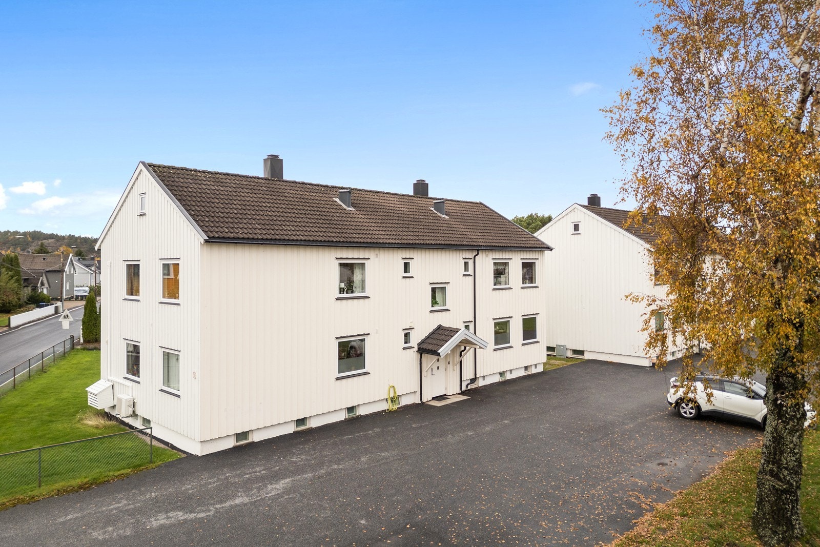 Felles innkjørsel og gårdsplass er asfaltert og det er biloppstillingsplass på gårdsplassen Galleribilde