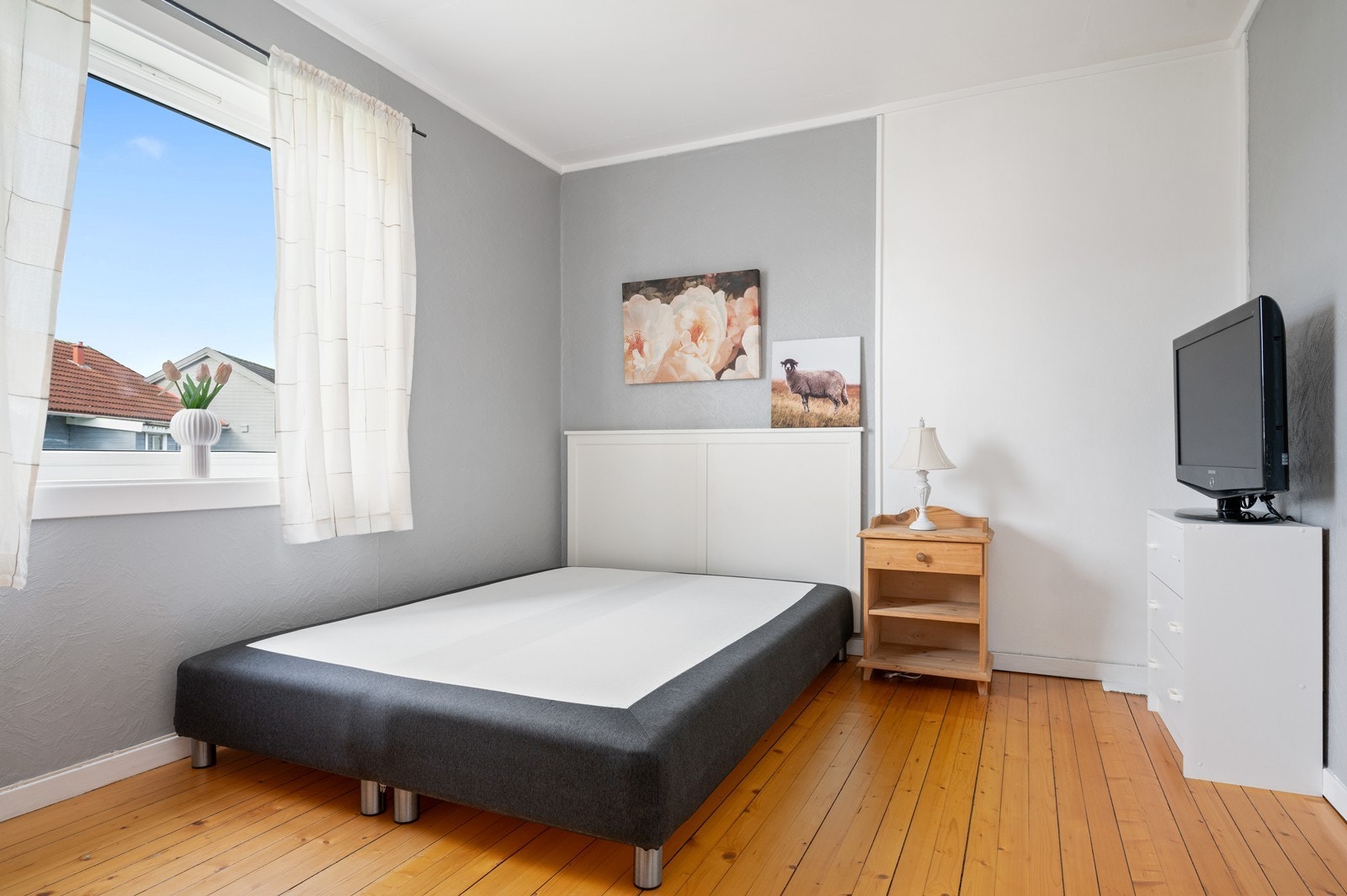 Soverommet er av god størrelse, med tregulv fra byggeåret og tapet på veggene. Her er det god plass til dobbeltseng og nattbord, og ytterligere småmøbler Galleribilde