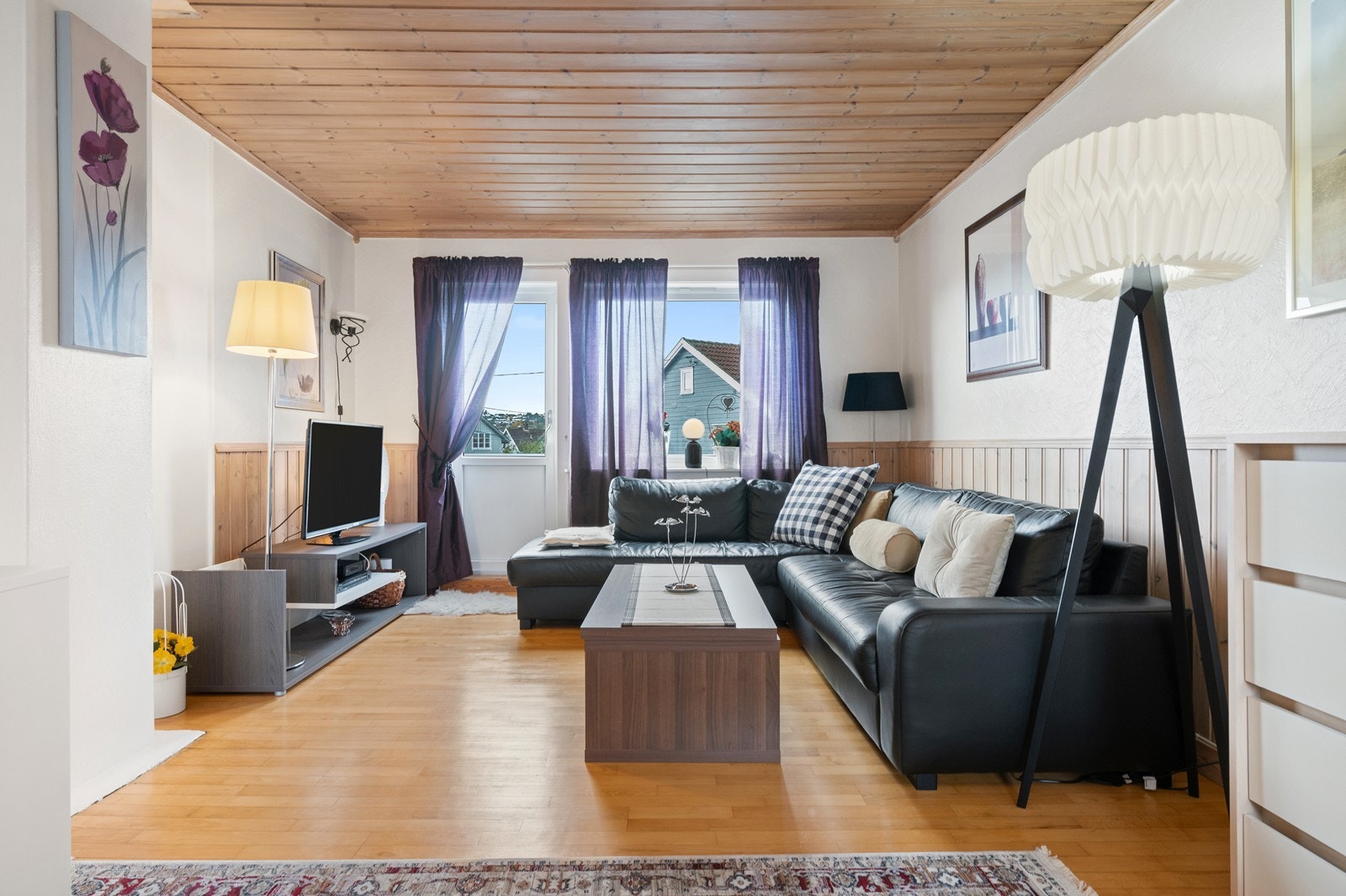 Leiligheten ligger i 2. etasje i en firemannsbolig i Fasanveien borettslag. Stuen har dels tapet og dels brystningspanel på veggene, tregulv, og i taket er det panel Galleribilde