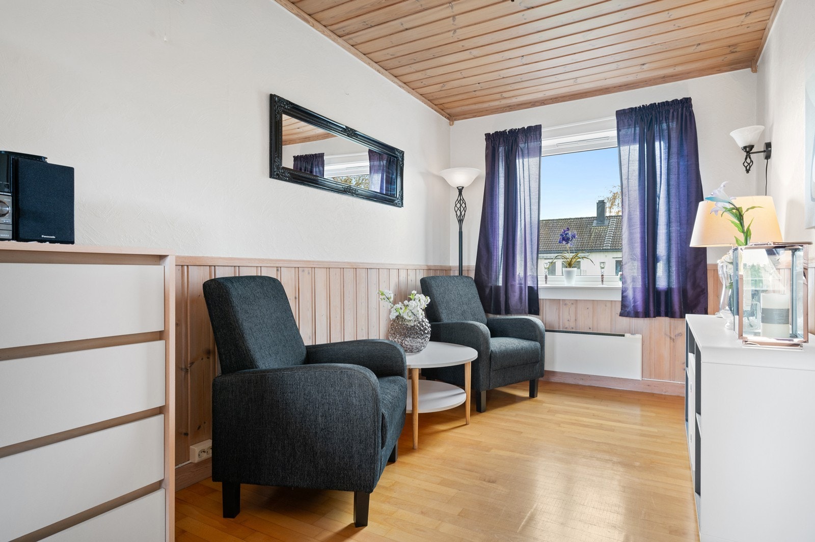 Det er også plass til lagringsmøbler og en hyggelig sitteplass for to i gode lenestoler, eller alternativt plass til en spisestue i egen sone av stuen Galleribilde