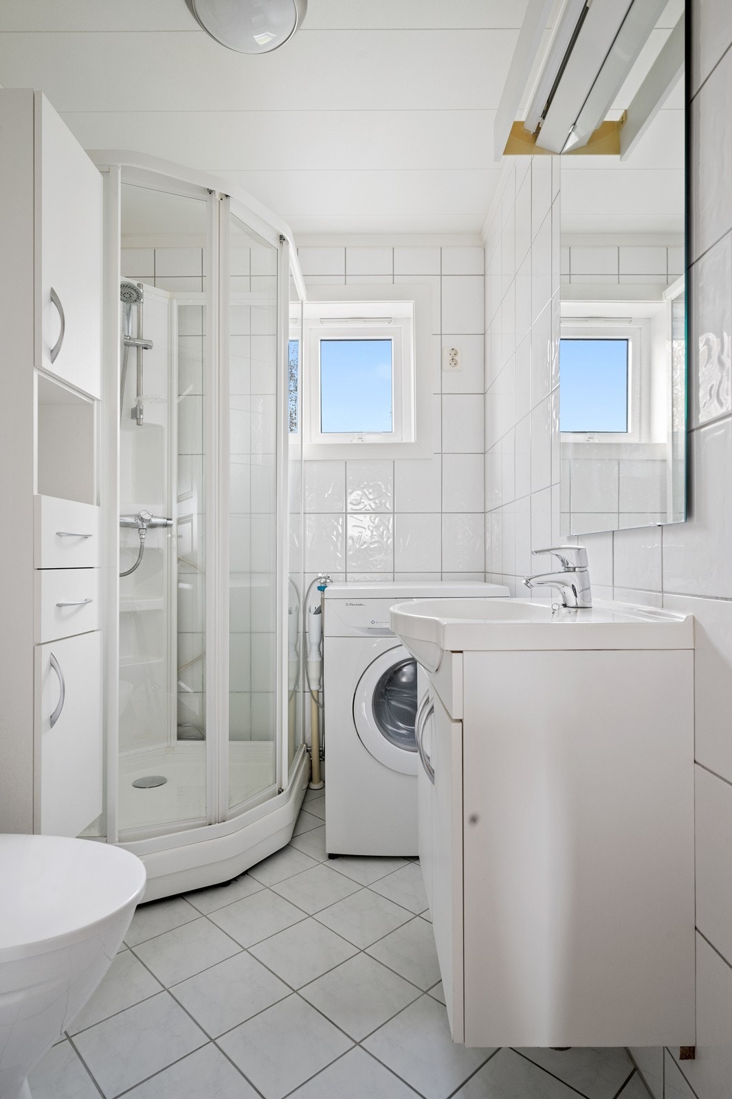 Baderommet ble oppgradert i regi av borettslaget i 2010- og er klassisk flislagt på gulv og vegger. Det er utstyrt med baderomsinnredning med speil over, og høyskap for ekstra lagringsplass. Dusjkabinett og gulvmontert wc Galleribilde