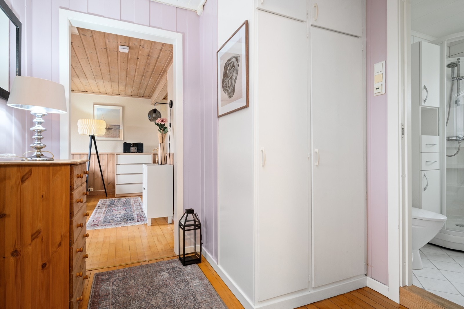 Dessuten er det plassbygd, integrert garderobeskap i gangen for effektiv lagring av yttertøy Galleribilde