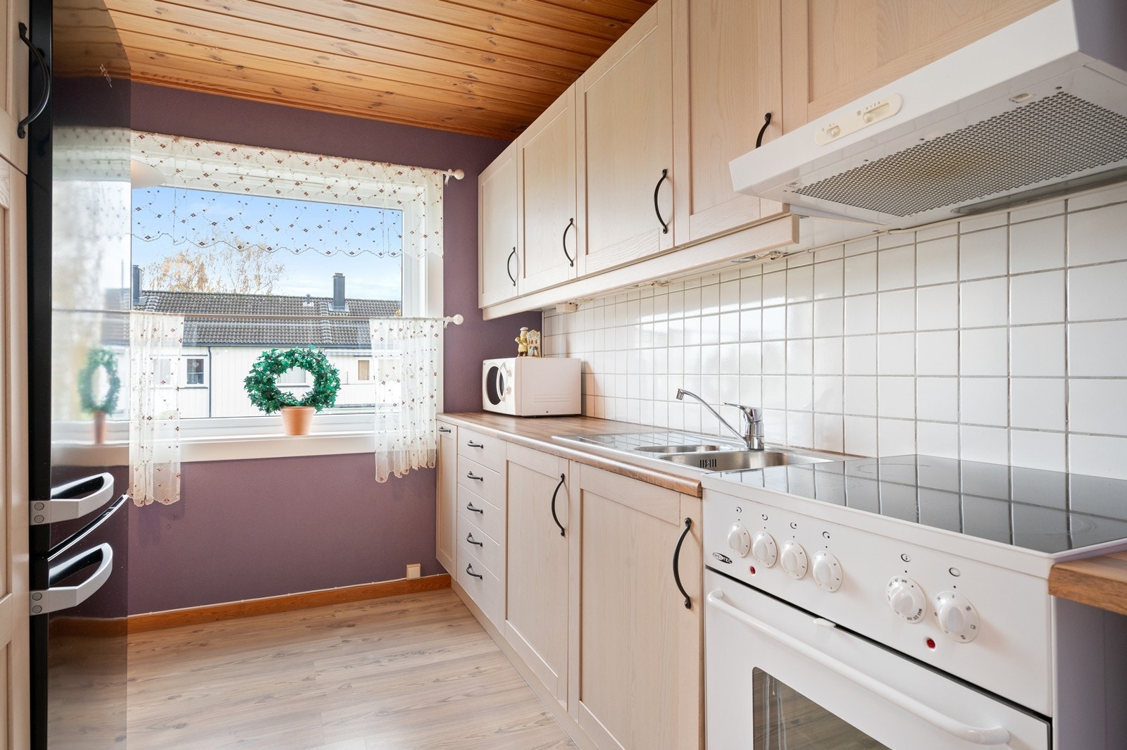 Separat kjøkken med eget vindu for godt lysinnslipp. Kjøkkeninnredningen har slette fronter og laminerte benkeplater Galleribilde