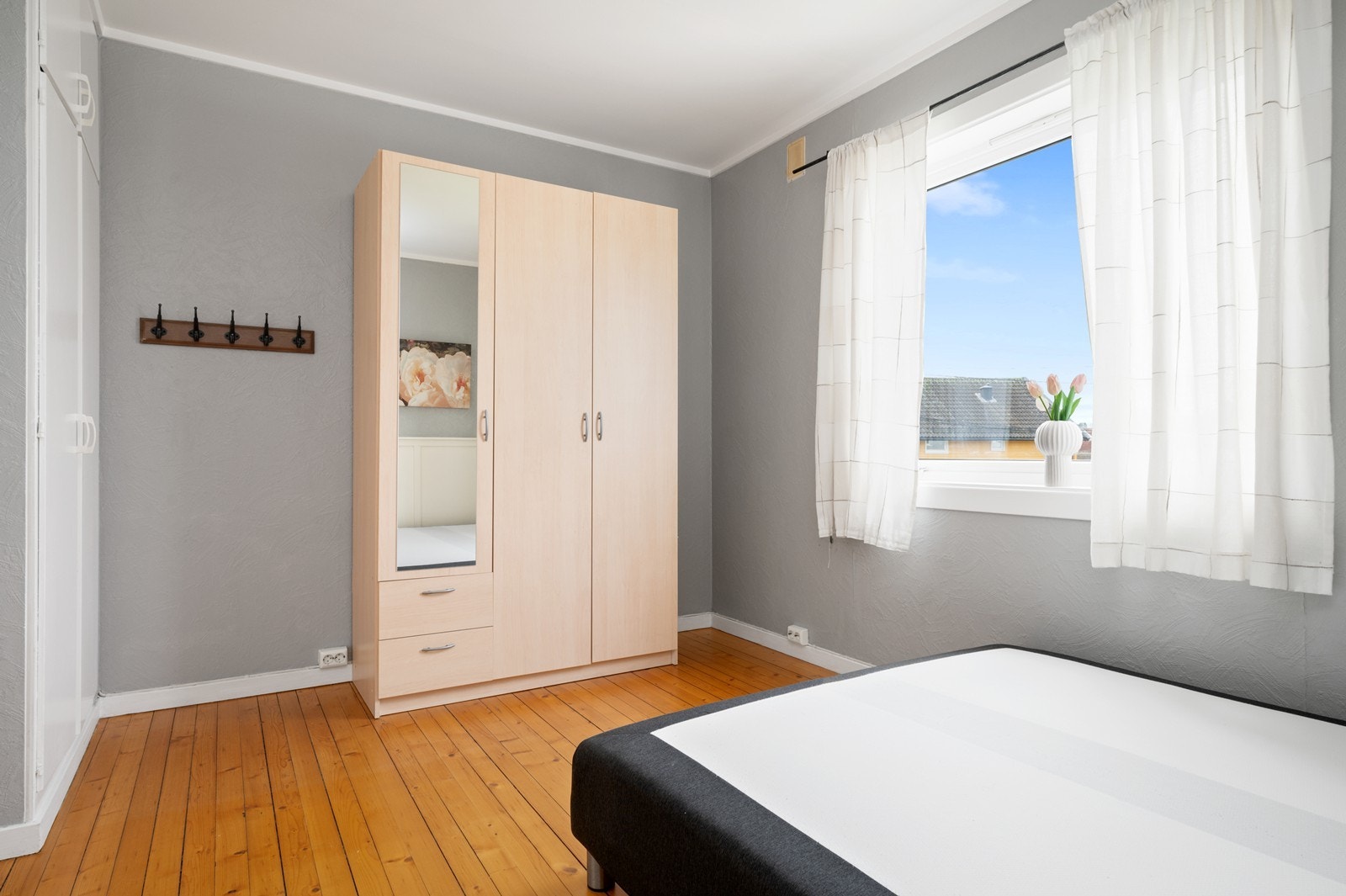 I tillegg er det både plassbygde, integrerte garderobeskap og større frittstående garderobeskap, noe som gir ekstra god lagringsplass Galleribilde