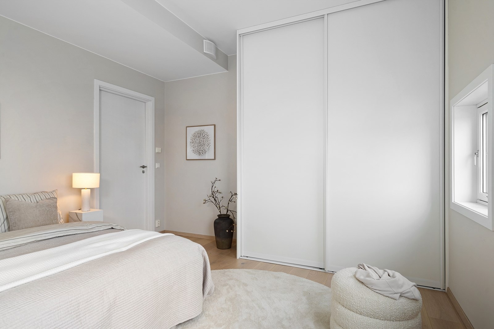 Lyst og innbydende soverom med god plass til garderobe. Galleribilde