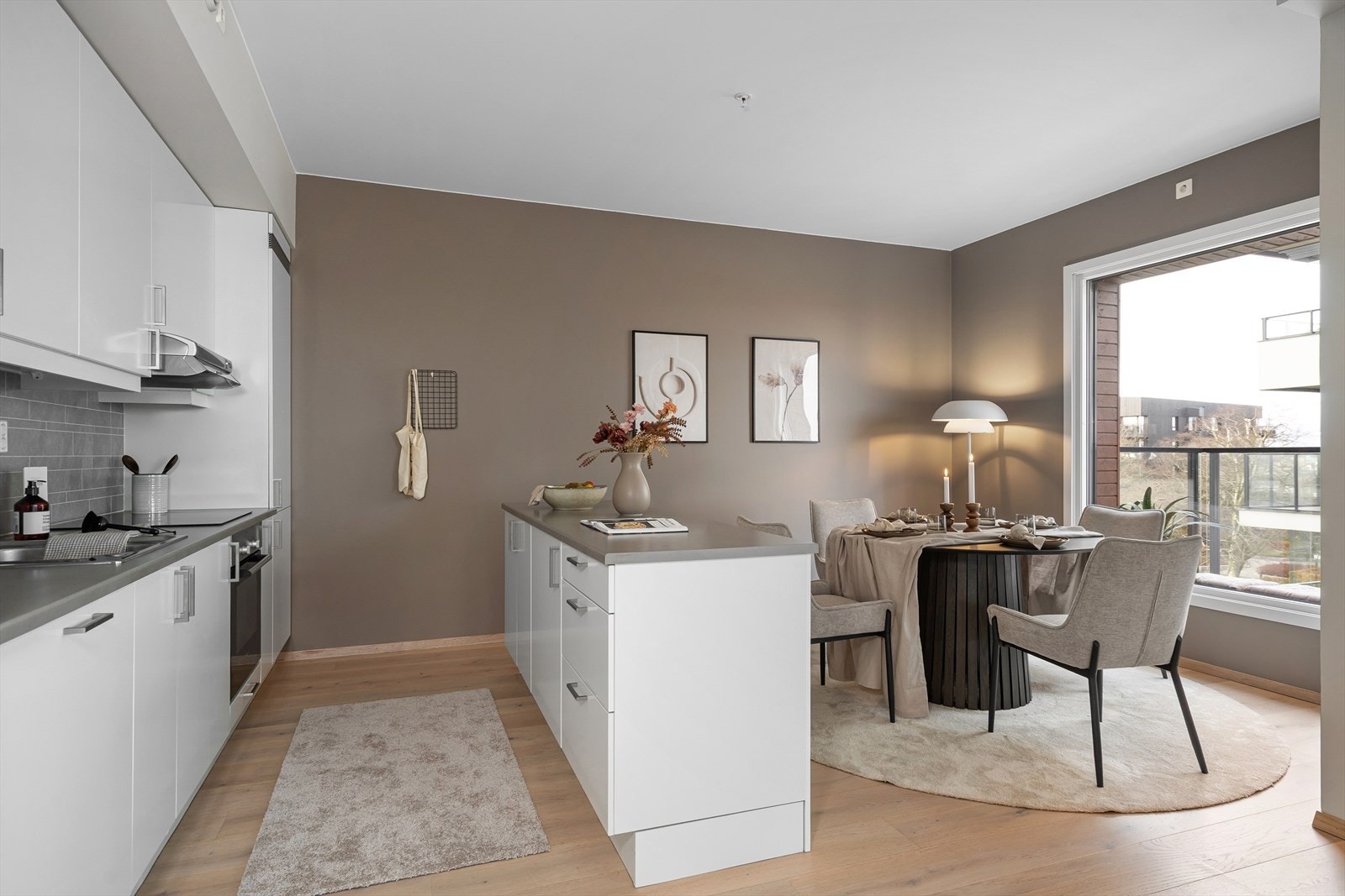 Moderne interiør og gjennomtenkt planløsning skaper en harmonisk atmosfære. Galleribilde