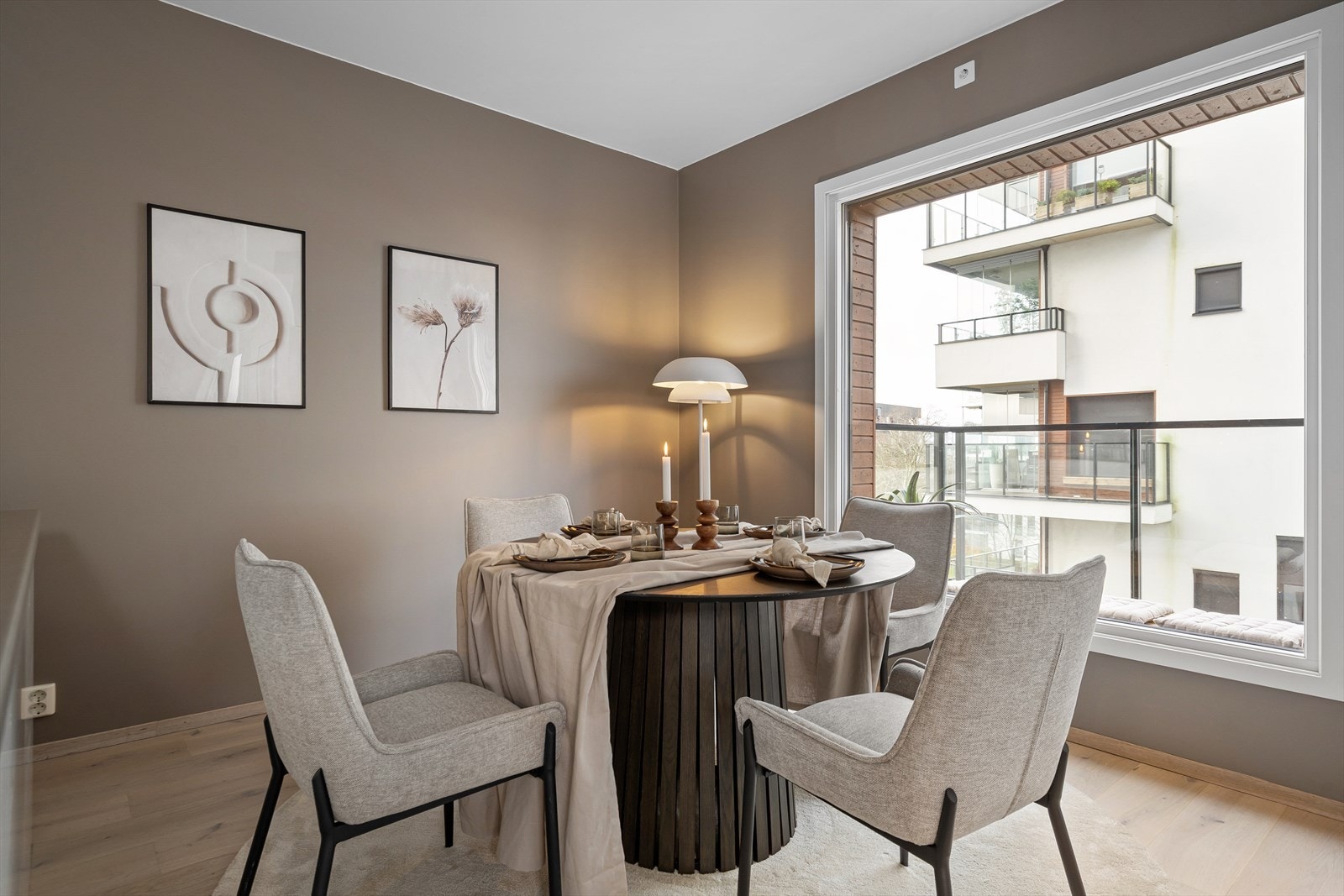 Fra kjøkkenet/Spisestuen har du utsikt mot parkområdet, som gir fin oversikt over nærområde. Galleribilde