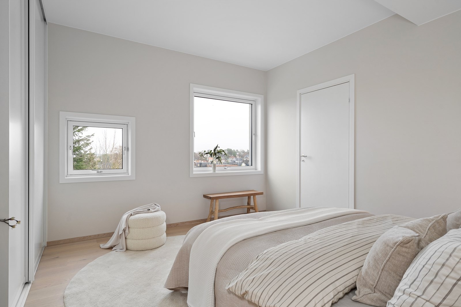 Hovedsoverommet er av god størrelse og har inngang til praktisk bod for oppbevaring eller ekstra garderobeplass Galleribilde