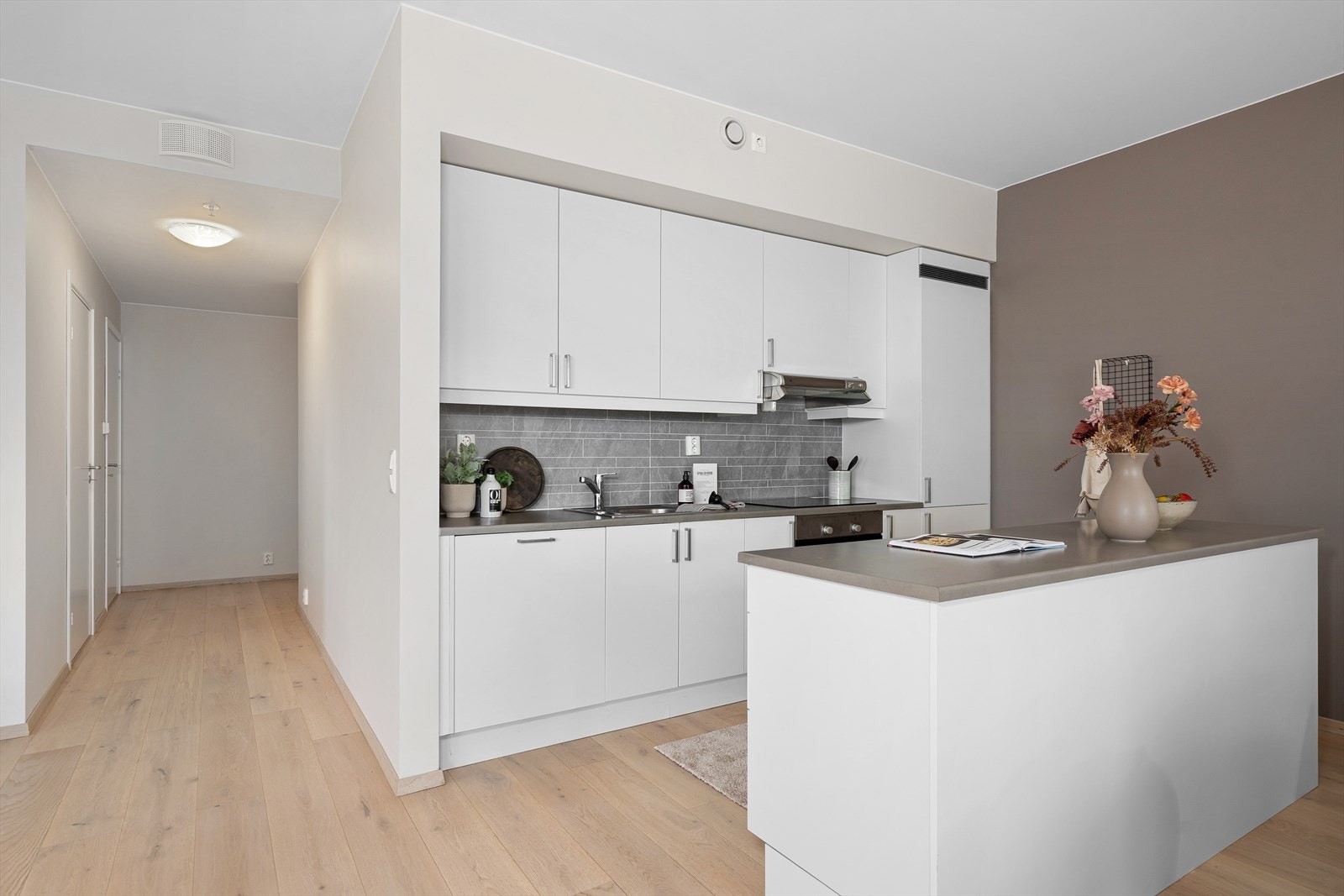 Leiligheten har et stilrent kjøkken med integrerte hvitevarer og god arbeidsplass. Galleribilde