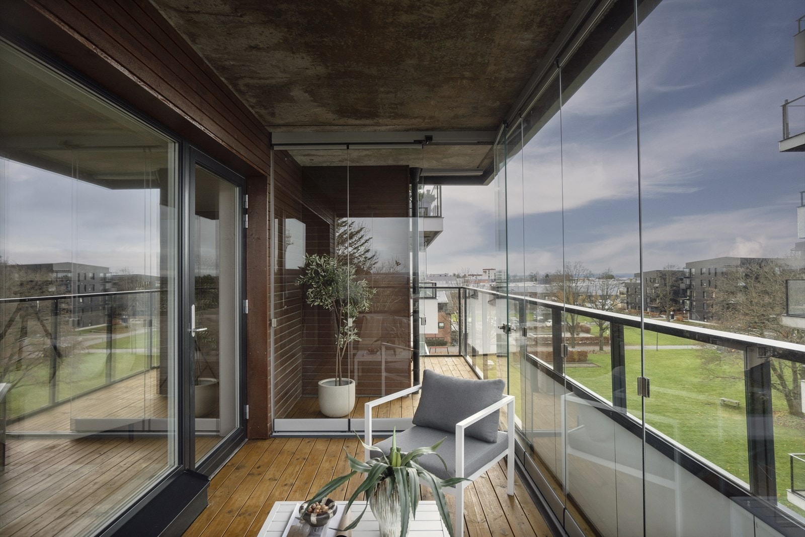 Direkte tilgang til balkong gir en sømløs overgang mellom inne- og uterom. Galleribilde