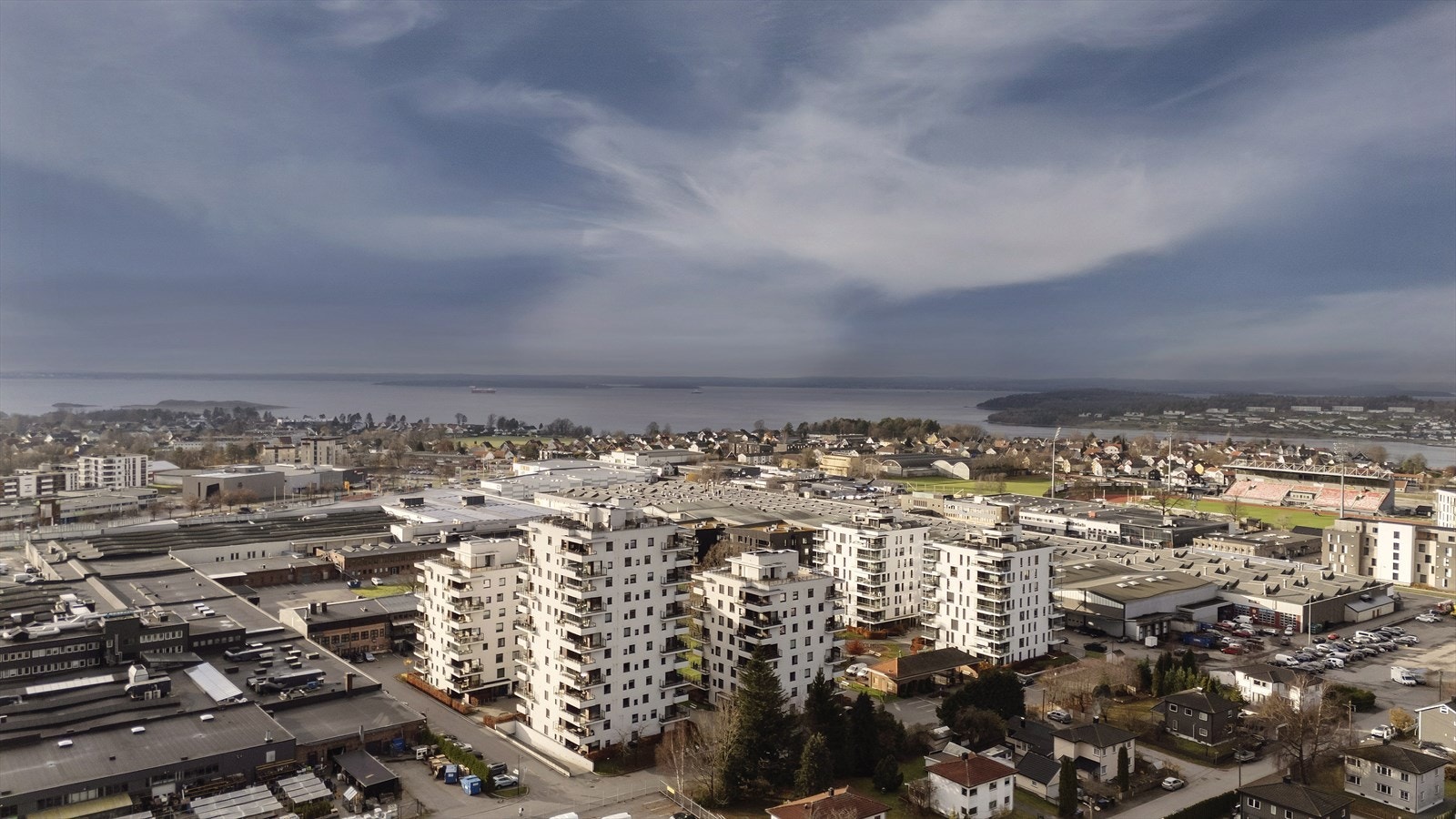 Leiligheten ligger i 5. etasje i en nyere boligblokk som tilbyr en fantastisk utsikt over området. Rosenvinges vei 14 har en sentral og attraktiv beliggenhet i Moss, med kort vei til både sentrum og naturskjønne omgivelser. Galleribilde