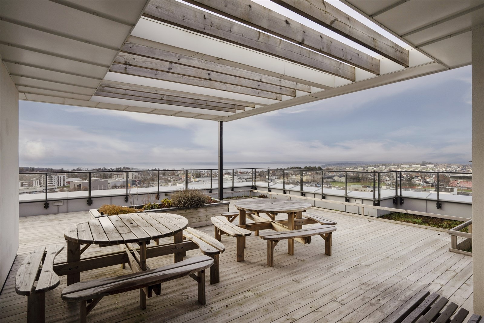 Takterrassene er romslige og perfekt for sosiale sammenkomster, avslapning i solen eller en kopp kaffe med panoramautsikt. De ligger høyt og fritt, noe som gir gode solforhold og en luftig atmosfære. Galleribilde