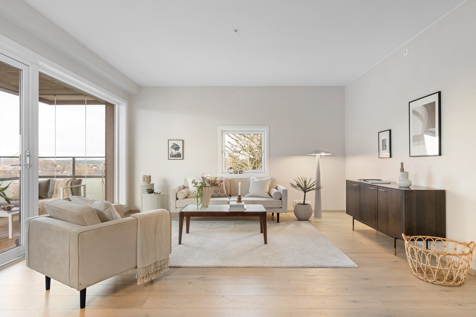 Leiligheten har en lys og luftig stue med store vindusflater som slipper inn rikelig med dagslys. Galleribilde